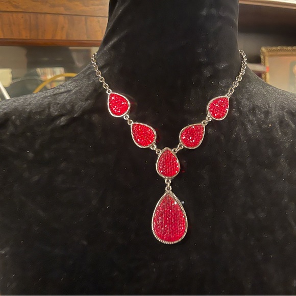 Lovely Red Faux Druzi Stones in a Beautiful Drape & Drop Necklace’s 18” adj - Picture 5 of 5